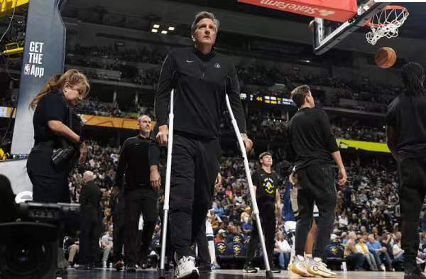Timberwolves af passionerede Chris, der kæmper for ægte kærlighed på basketballbanen